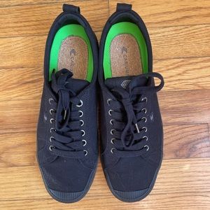 Cariuma Black tennis shoes- 11 W, 9.5 M